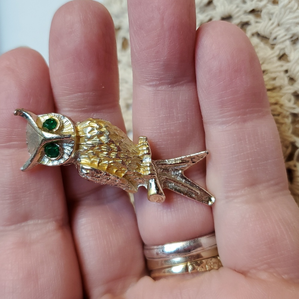 Vintage 1980’s metal Goldtone Owl with Green rhinestone eyes 2" - Picture 7 of 7